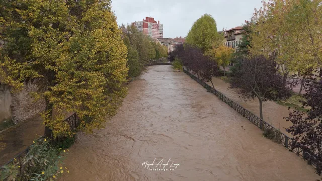 Portada de El río Gallo se desborda a su paso por Molina de Aragón.
